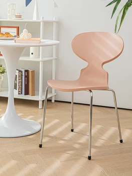Ant kėdės Šiaurės paminkštinti plastikiniai fotelis dizaineris, namų ūkio prabanga ir paprastumas.